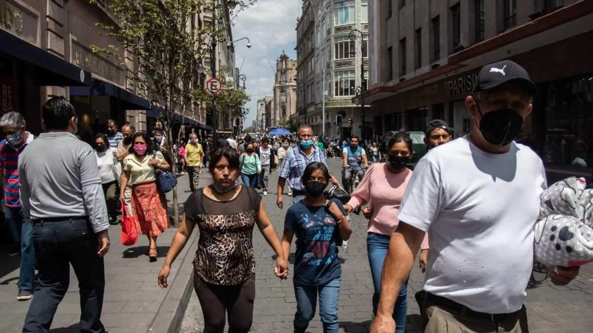 Personas caminando por Centro Historico CDMX